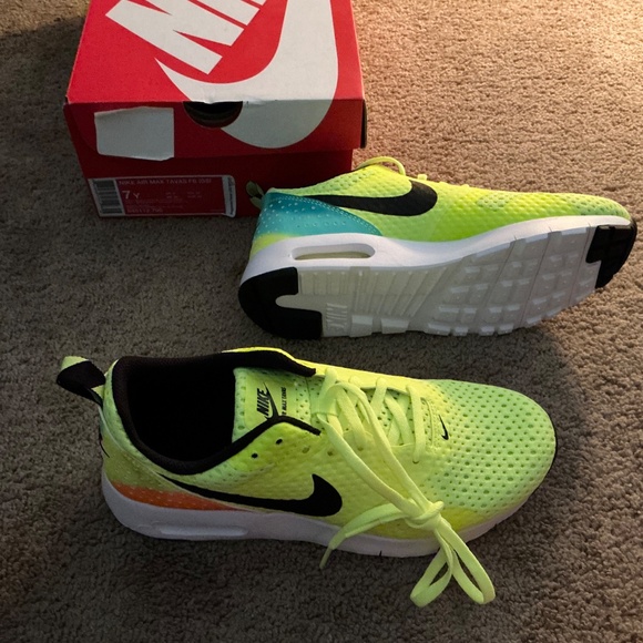 Brand new, neon yellow Nike Air Max Tavas men’s size 7 - Picture 3 of 3